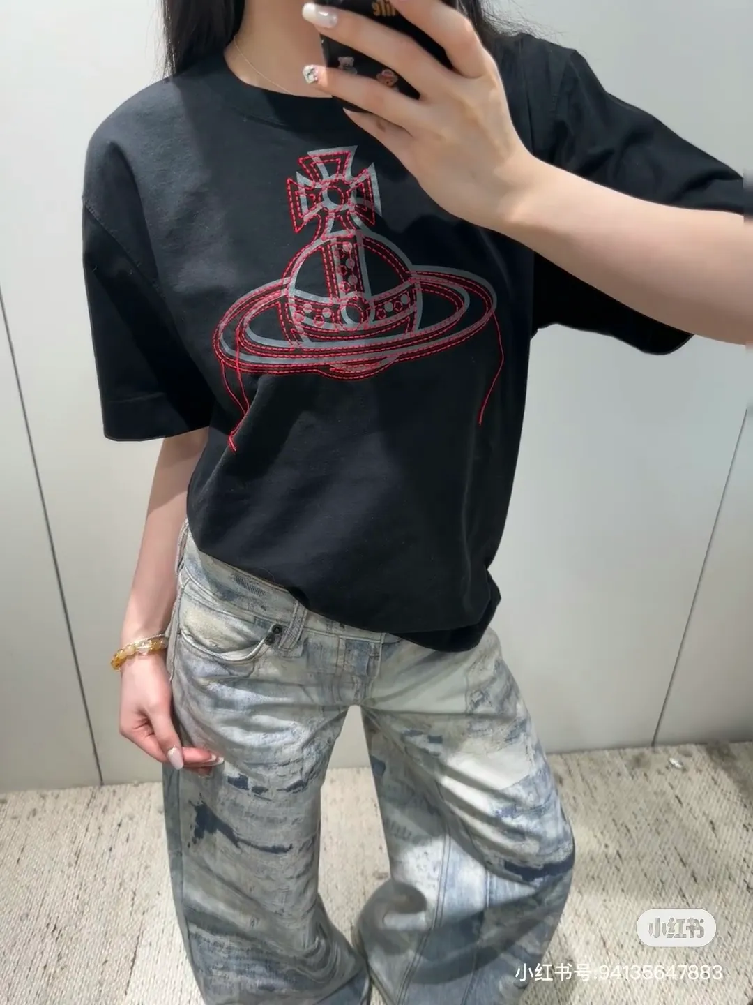 vivienne Westwood Queen Mother's new 2025 spring and summer Japanese limited-edition tassel embroidered short-sleeved T-shirt. The appearance of the appearance reveals the uninhibited image and high street trends. It has a loose and casual style, a short front and long back design, a small slit on the hem on both sides, and the iconic Saturn shape on the chest. The cross crown ball is added with a very futuristic satellite ring, just like Saturn, which collides with the prominent colors of the clothes. The non-overlapping Saturn pattern is outlined with red embroidery, which is visually dazzling. It also has a few tassels to complete the unconventional personality. 240g 32 count high-density double yarn cotton, comfortable and breathable fabric Size: XS-L Color: white, black